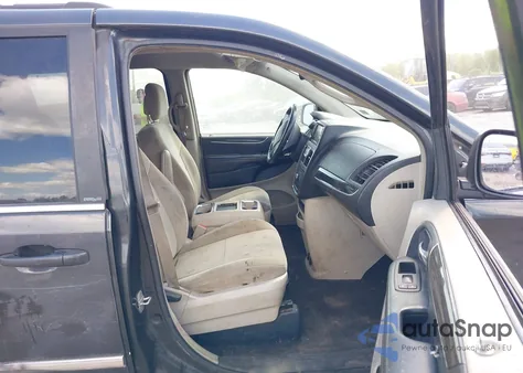 2011 Chrysler Town & Country Touring z USA, uszkodzony, nr VIN 2A4RR5DG2BR664935